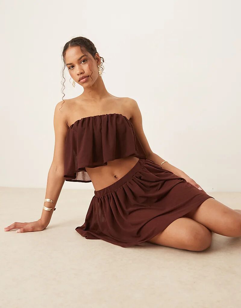 Укороченный топ-бандо с оборками от ASOS DESIGN шоколадного цвета
Укороченный топ-бандо с оборками от ASOS DESIGN шоколадного цвета