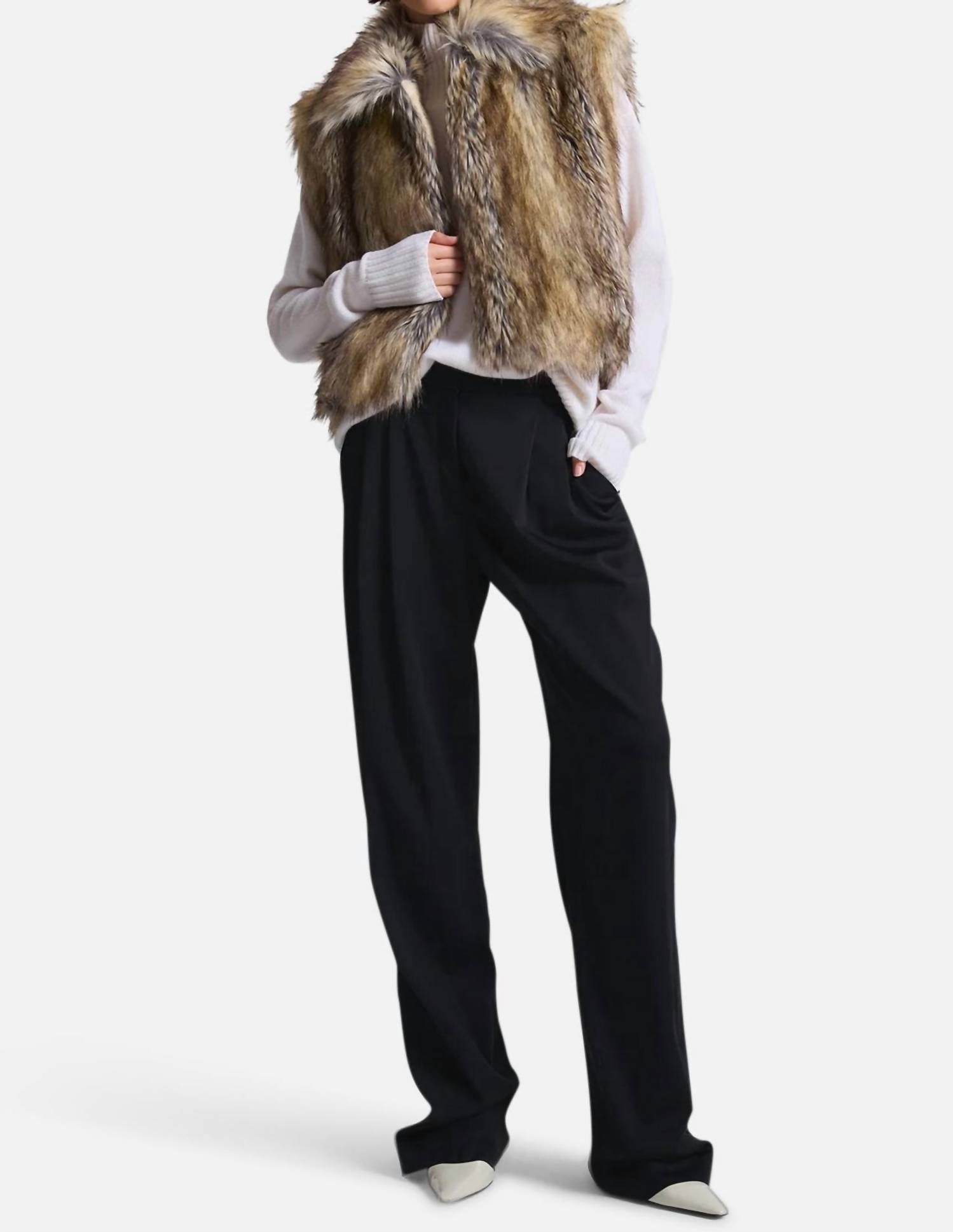 Naya меховая жилетка в коричневом цвете A.L.C.
Naya меховая жилетка в коричневом цвете A.L.C.