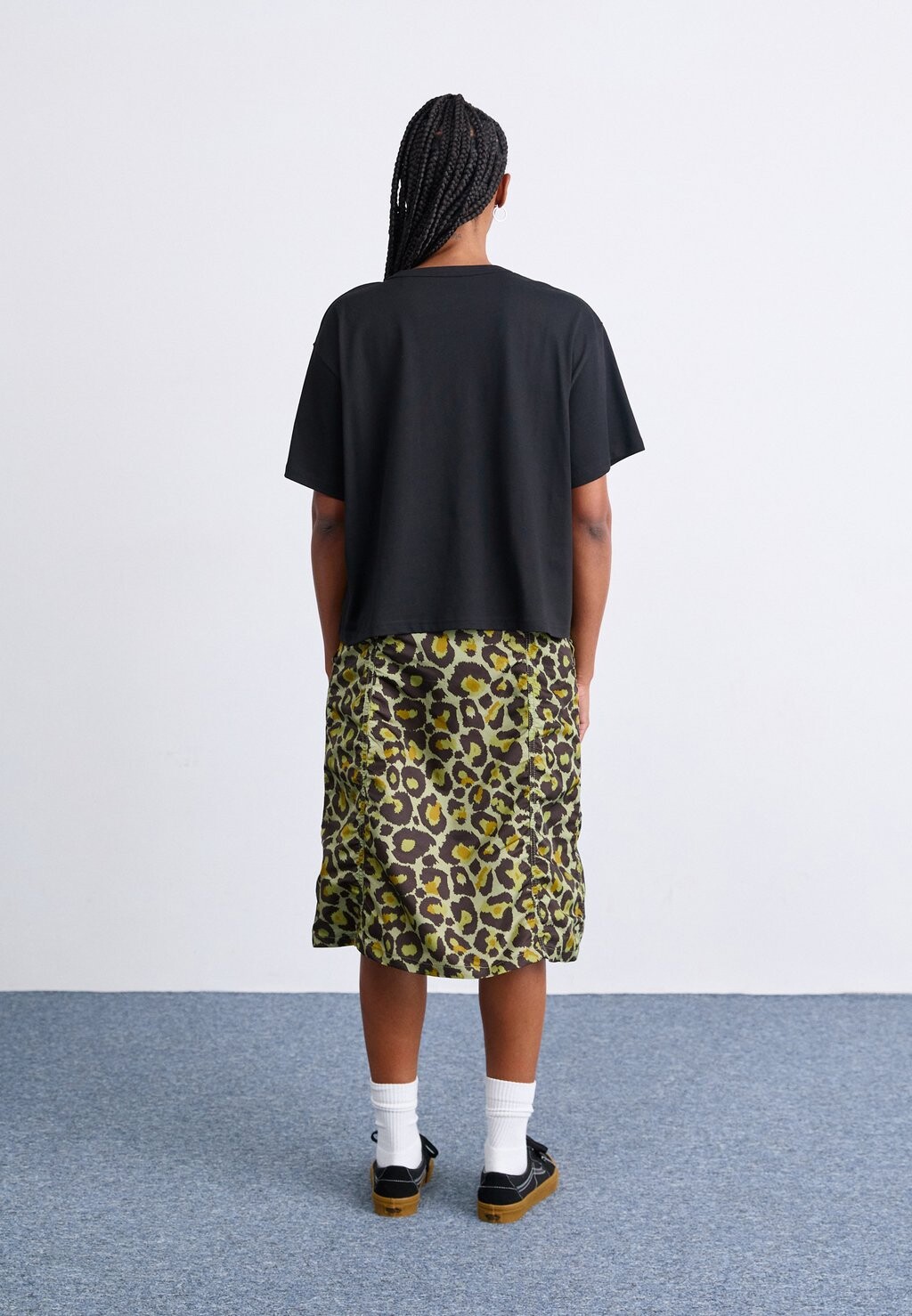 Юбка А-силуэта MIDI SKIRT CAMO Alpha Industries, темно-зеленый
Юбка А-силуэта MIDI SKIRT CAMO Alpha Industries, темно-зеленый