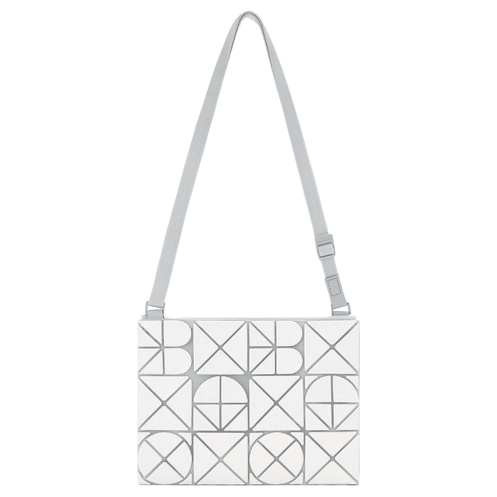 ISSEY MIYAKE Плечевая сумка из ПВХ матовая белая
ISSEY MIYAKE Плечевая сумка из ПВХ матовая белая