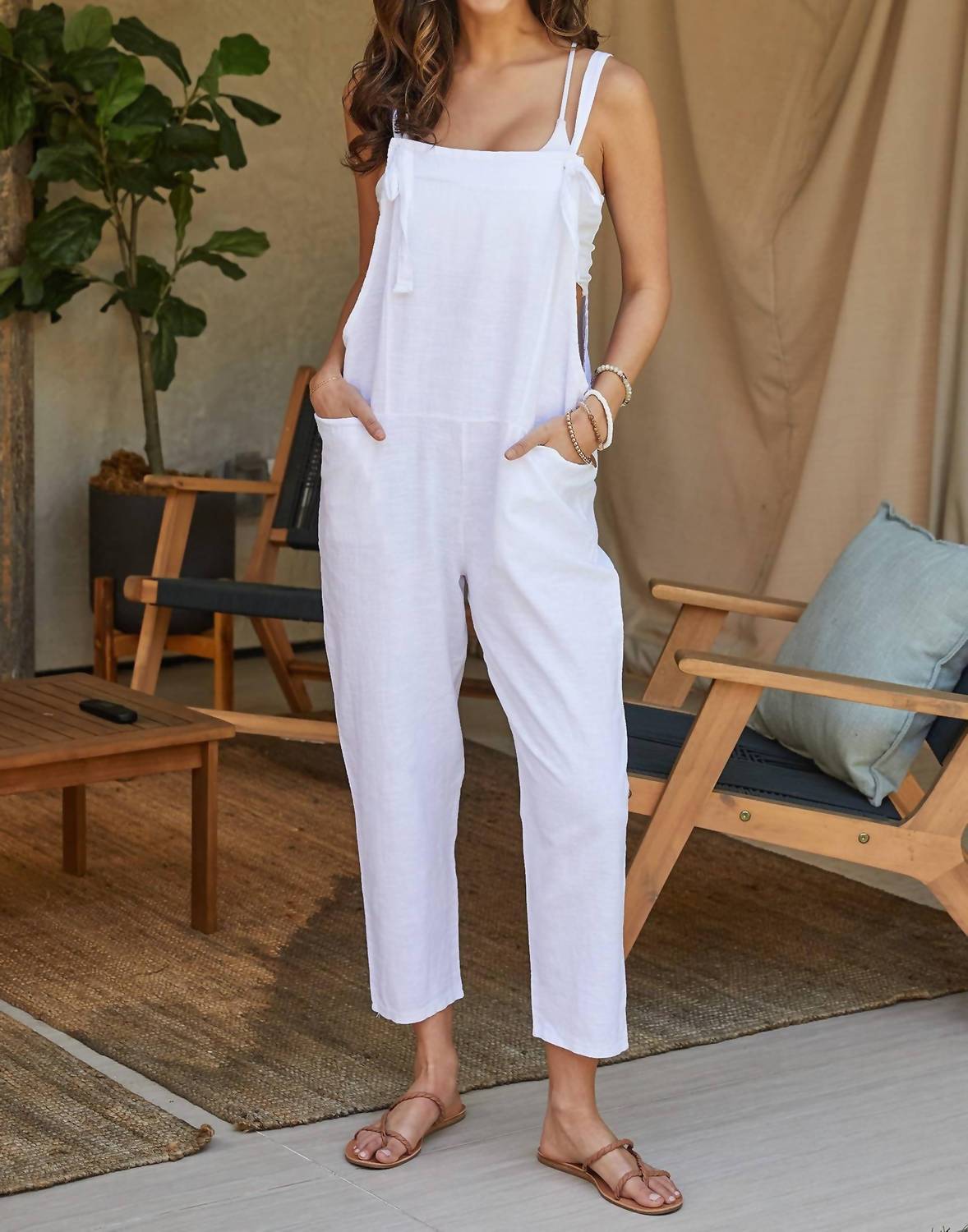 Льняной комбинезон с регулируемыми завязками в белом цвете Milio Milano 
Льняной комбинезон с регулируемыми завязками в белом цвете Milio Milano