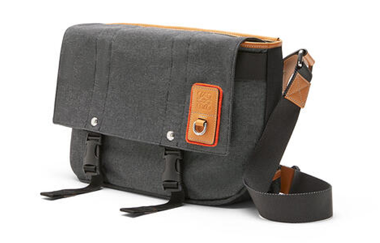 LOEWE Холщовая сумка через плечо мессенджер мужская черная с желтым пэчворком
LOEWE Холщовая сумка через плечо мессенджер мужская черная с желтым пэчворком