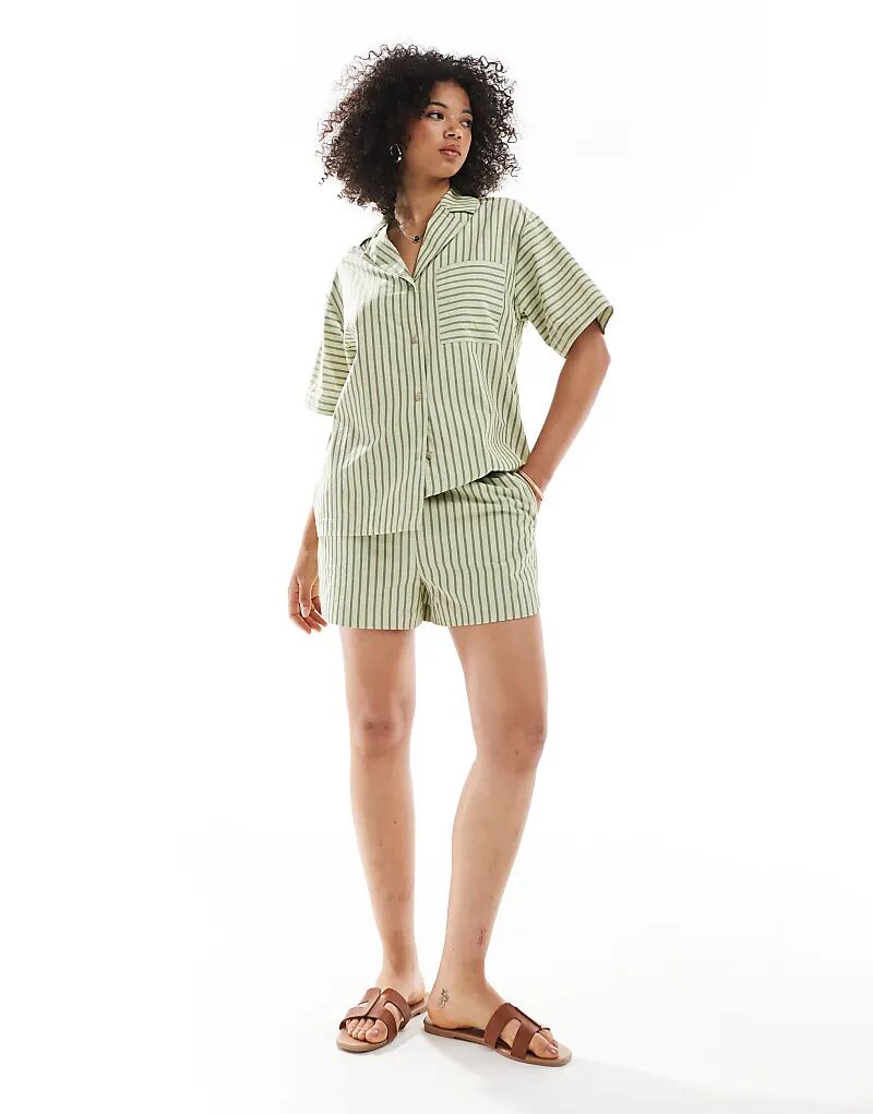 Боксеры-шорты ASOS DESIGN из сирсакера в полоску цвета хаки — часть комплекта
Боксеры-шорты ASOS DESIGN из сирсакера в полоску цвета хаки — часть комплекта