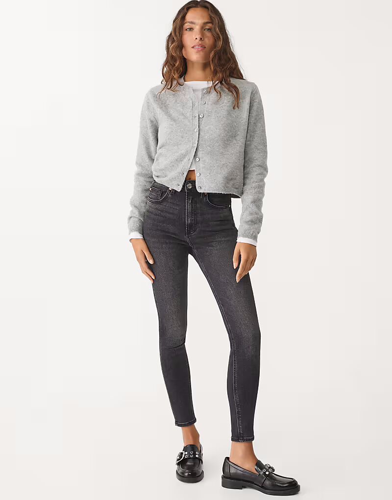 Узкие джинсы Stradivarius D09 с супер высокой талией в выстиранном черном цвете
Узкие джинсы Stradivarius D09 с супер высокой талией в выстиранном черном цвете