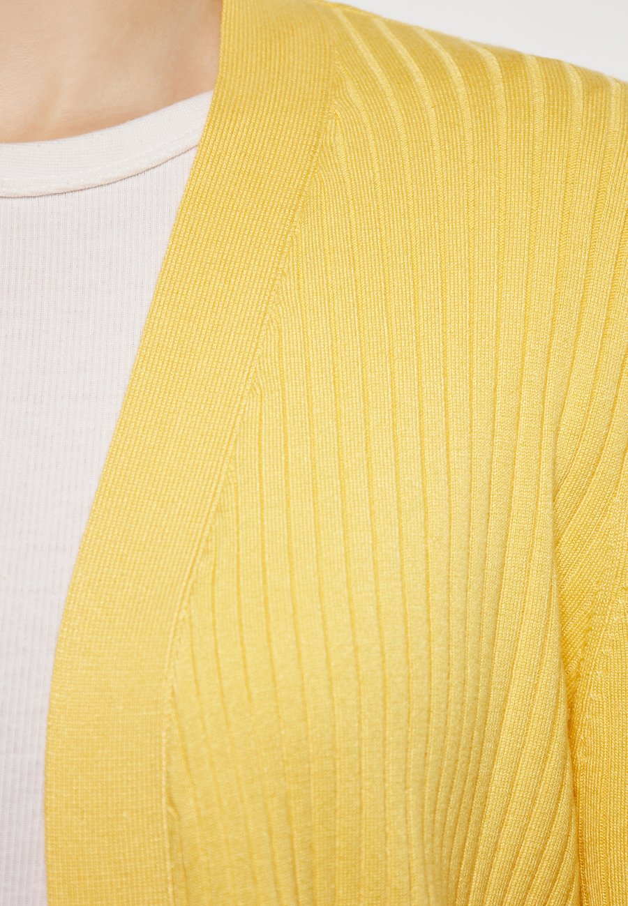 Кардиган faina CO-BRANDED WITH NAEMI, Hellgelb/Light Yellow
Кардиган faina CO-BRANDED WITH NAEMI, Hellgelb/Light Yellow