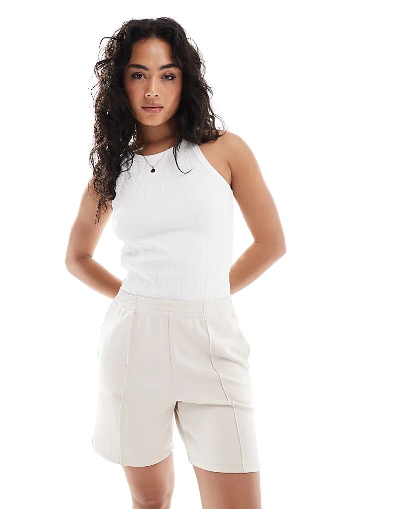 Мягкие бермуды Stradivarius цвета «камень»
Мягкие бермуды Stradivarius цвета «камень»