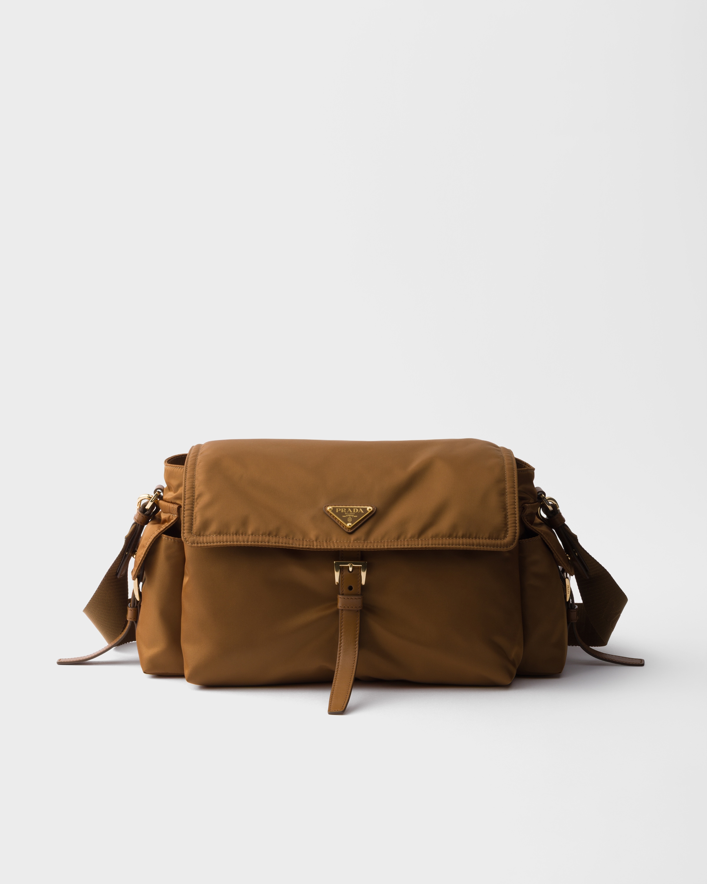 Большая наплечная сумка Prada Explore из переработанного нейлона с клапаном, коричневый
Большая наплечная сумка Prada Explore из переработанного нейлона с клапаном, коричневый