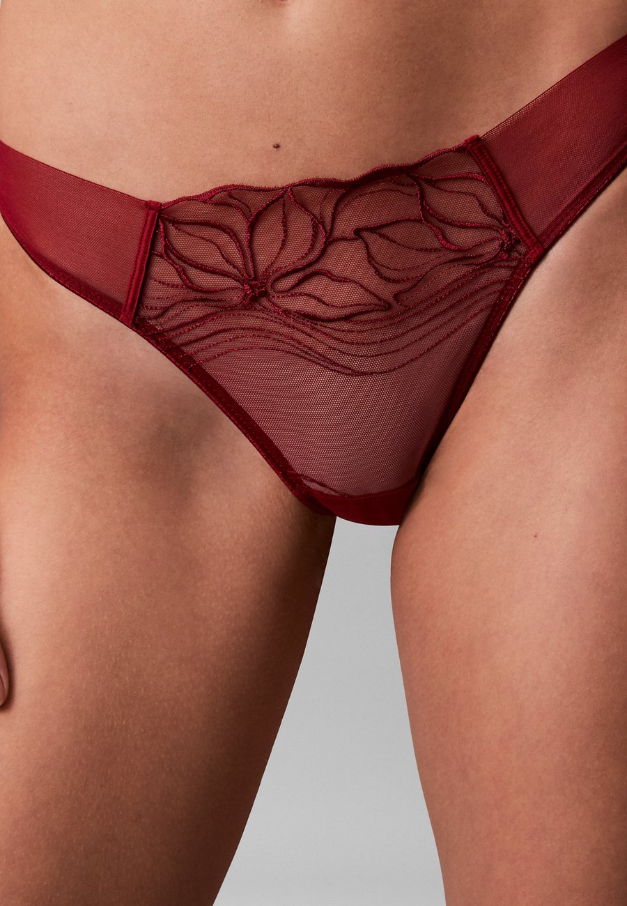Трусы Calvin Klein Thong, Fall Berry/Red
Трусы Calvin Klein Thong, Fall Berry/Red