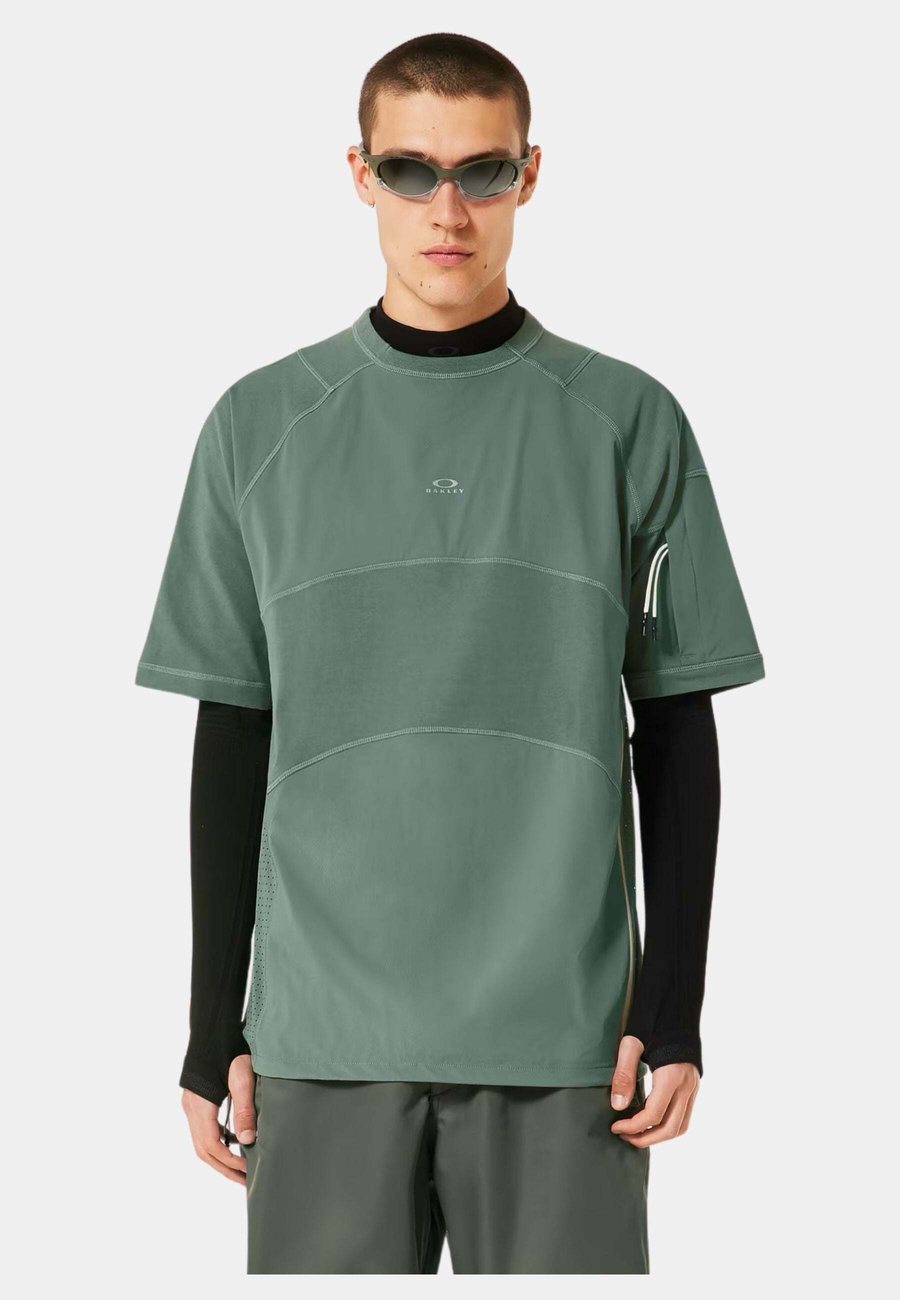 Футболка Oakley LATITUDE SOARTEE, Vert/Green
Футболка Oakley LATITUDE SOARTEE, Vert/Green