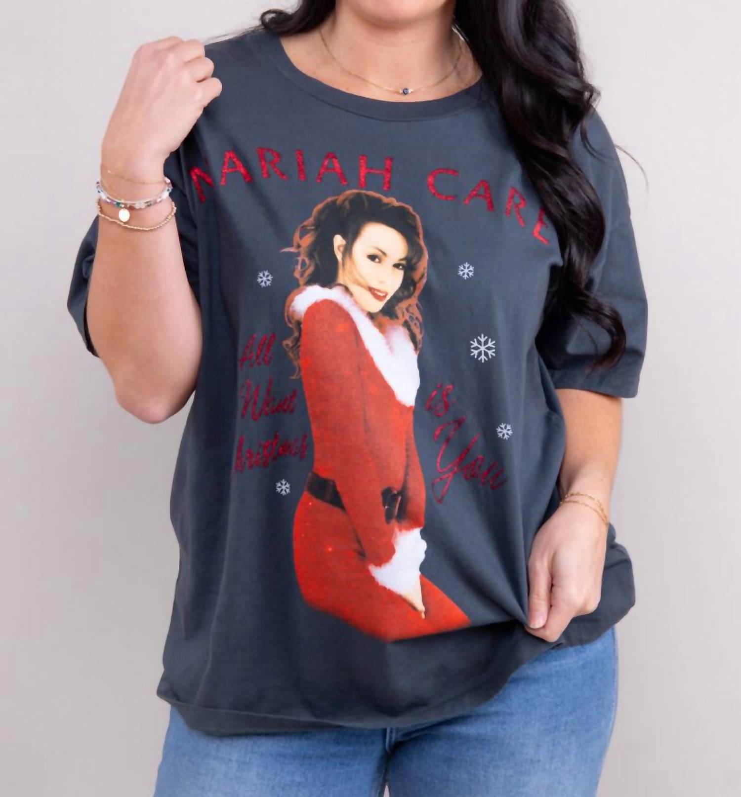 Черная футболка с надписью «All I Want For Christmas Merch» от Мэрайи Кэри DAYDREAMER
Черная футболка с надписью «All I Want For Christmas Merch» от Мэрайи Кэри DAYDREAMER