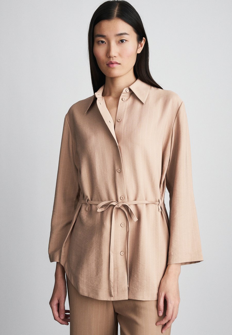 Блуза Tiger of Sweden FELIX, Light Brown
Блуза Tiger of Sweden FELIX, Light Brown