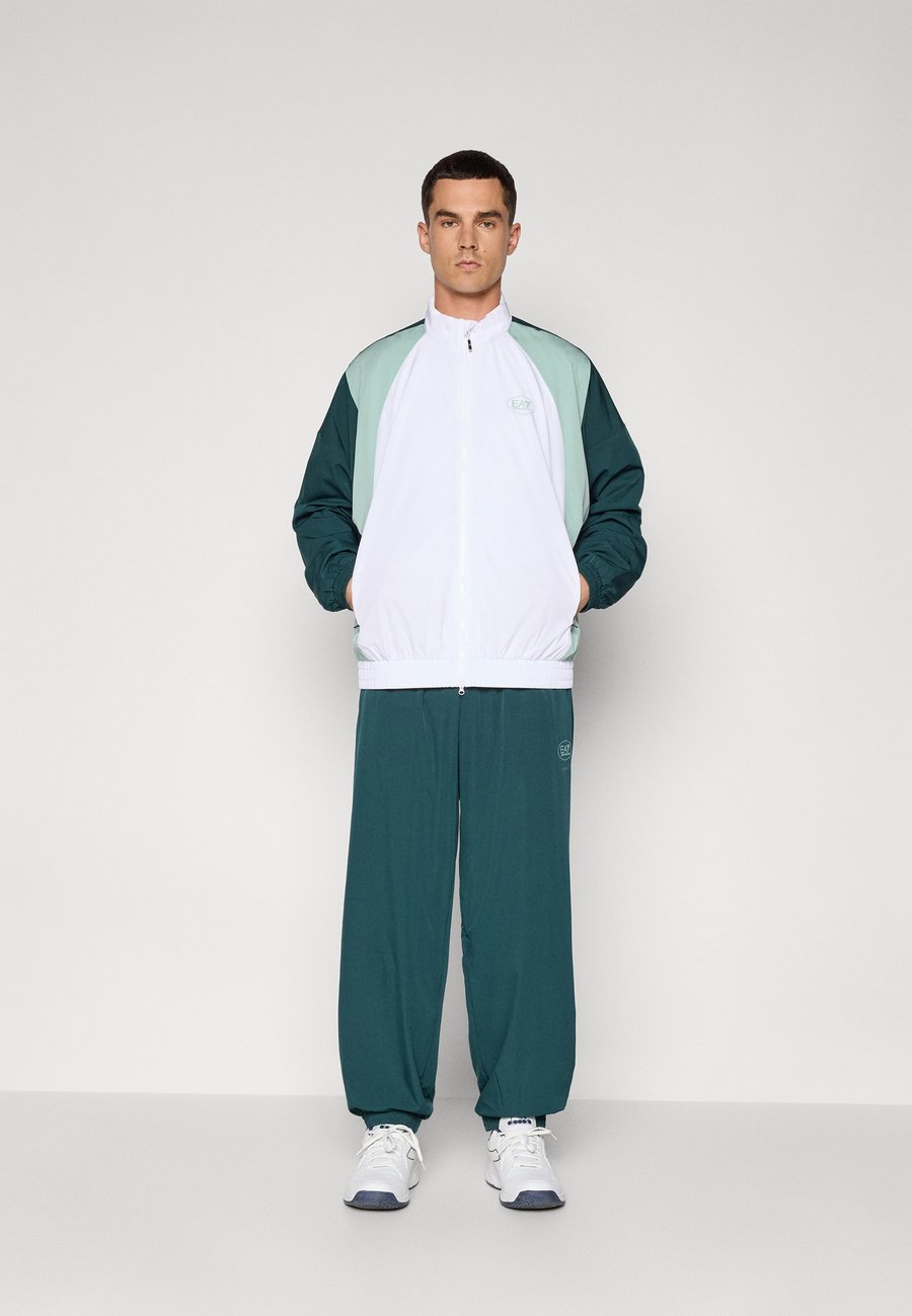 Спортивный костюм EA7 Emporio Armani TENNIS PRO TRACKSUIT COLOURBLOCK SET, Ponderosa Pine/Evergreen
Спортивный костюм EA7 Emporio Armani TENNIS PRO TRACKSUIT COLOURBLOCK SET, Ponderosa Pine/Evergreen