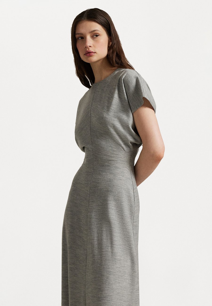 Платье Polo Ralph Lauren WOOL-BLEND DOLMAN DRESS, Light Smoke Heather/Grey
Платье Polo Ralph Lauren WOOL-BLEND DOLMAN DRESS, Light Smoke Heather/Grey