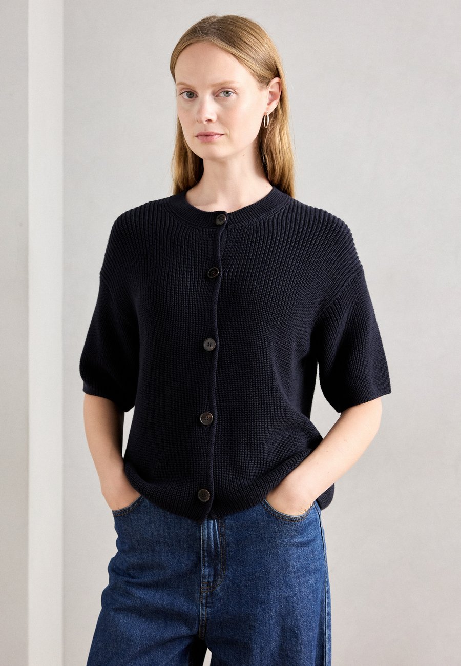 Кардиган Marc O'Polo SHORTSLEEVE ROUND NECK, Deep Night Blue/Dark Blue
Кардиган Marc O'Polo SHORTSLEEVE ROUND NECK, Deep Night Blue/Dark Blue
