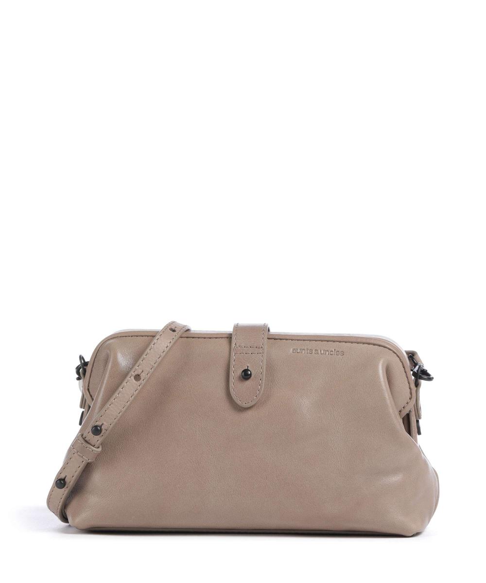 Сумка через плечо Grandma's Luxury Club Mrs. Eclair зернистая коровья кожа Aunts & Uncles, бежевый
Сумка через плечо Grandma's Luxury Club Mrs. Eclair зернистая коровья кожа Aunts & Uncles, бежевый