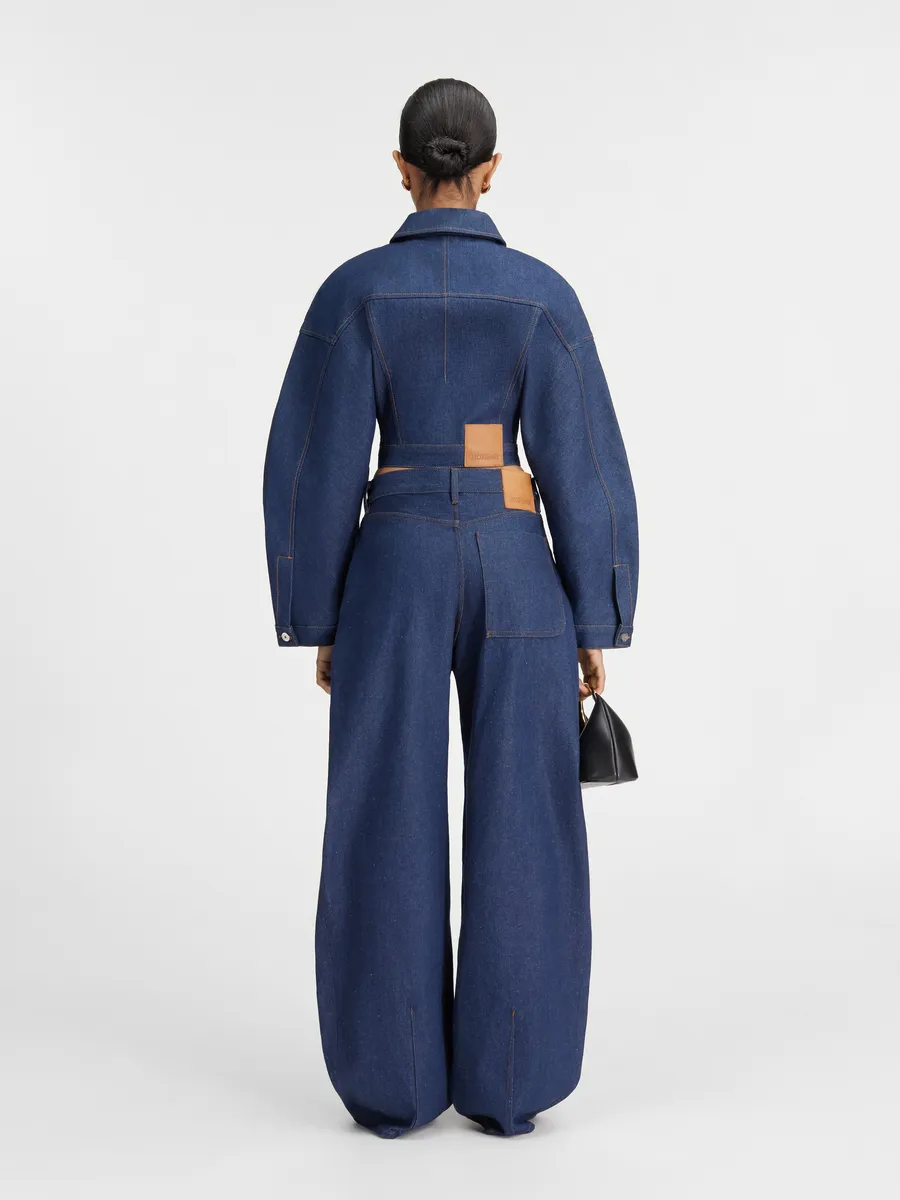 Широкие изогнутые джинсы Ле де-Ним Овало Jacquemus, темно-синий/коричневый
Широкие изогнутые джинсы Ле де-Ним Овало Jacquemus, темно-синий/коричневый