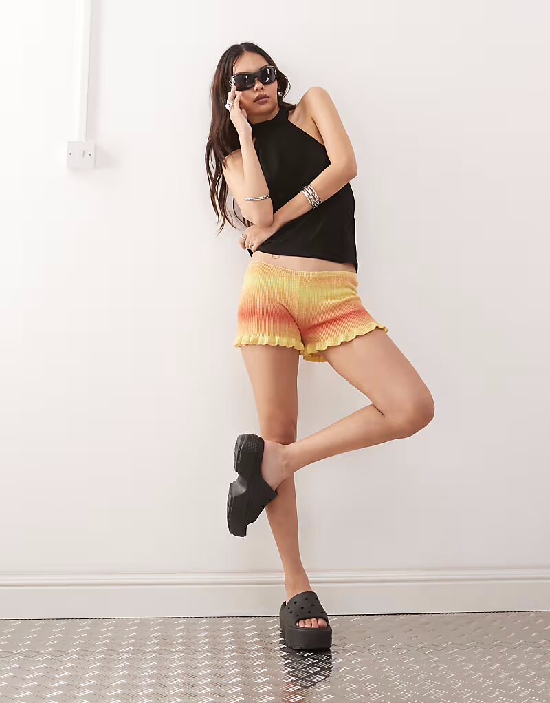 Трикотажные шорты Monki с салатовым краем в красную и желтую полоску с эффектом космической белизны
Трикотажные шорты Monki с салатовым краем в красную и желтую полоску с эффектом космической белизны