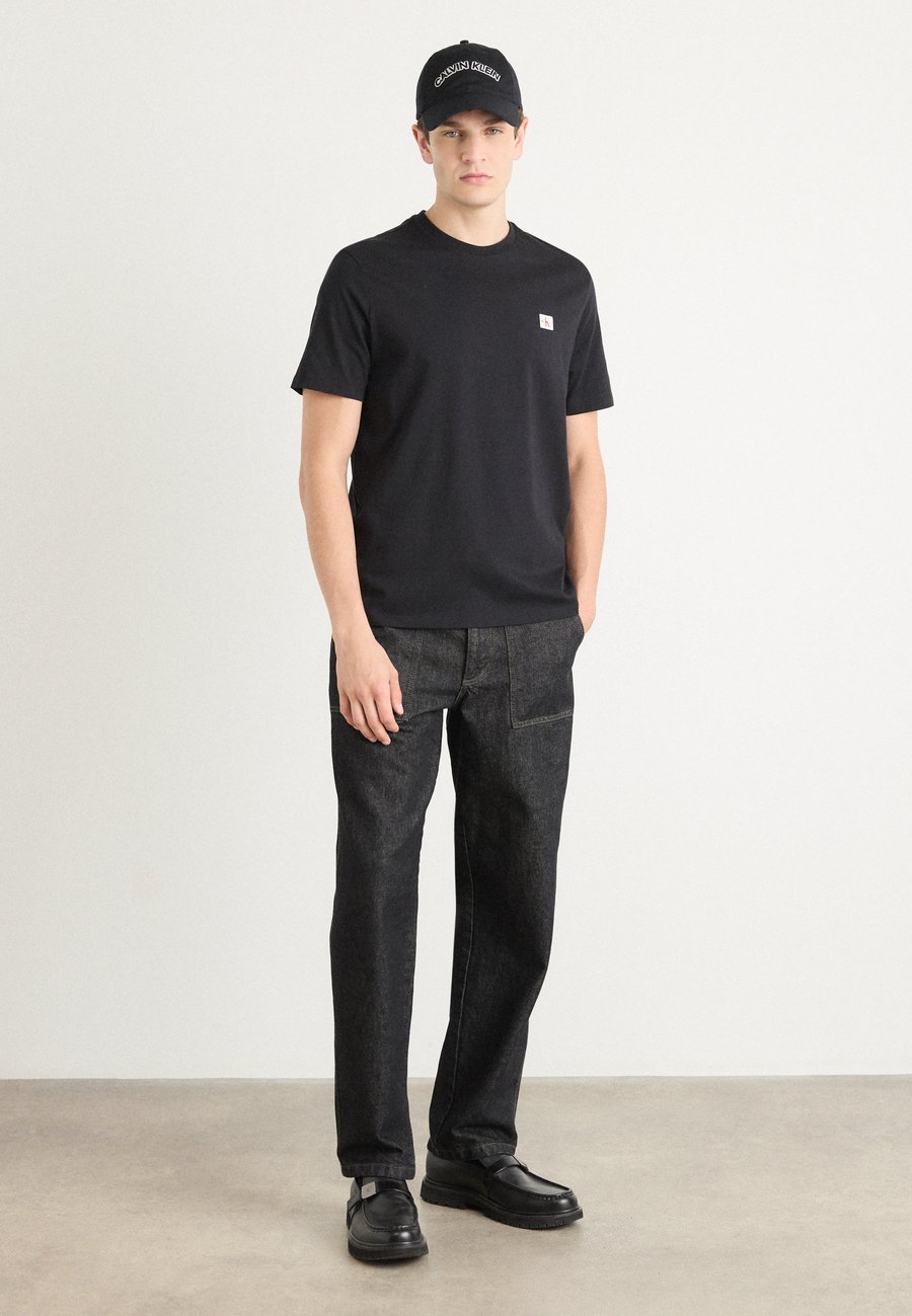 Футболка Calvin Klein Jeans BADGE TEE 2 PACK, Black/Black/Black, Черный, Футболка Calvin Klein Jeans BADGE TEE 2 PACK, Black/Black/Black
Футболка Calvin Klein Jeans BADGE TEE 2 PACK, Black/Black/Black, Черный, Футболка Calvin Klein Jeans BADGE TEE 2 PACK, Black/Black/Black