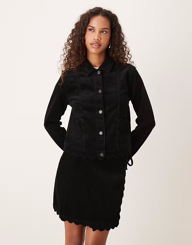 Вельветовая куртка с фестончатой отделкой, черный цвет Nobody'S Child
Вельветовая куртка с фестончатой отделкой, черный цвет Nobody'S Child