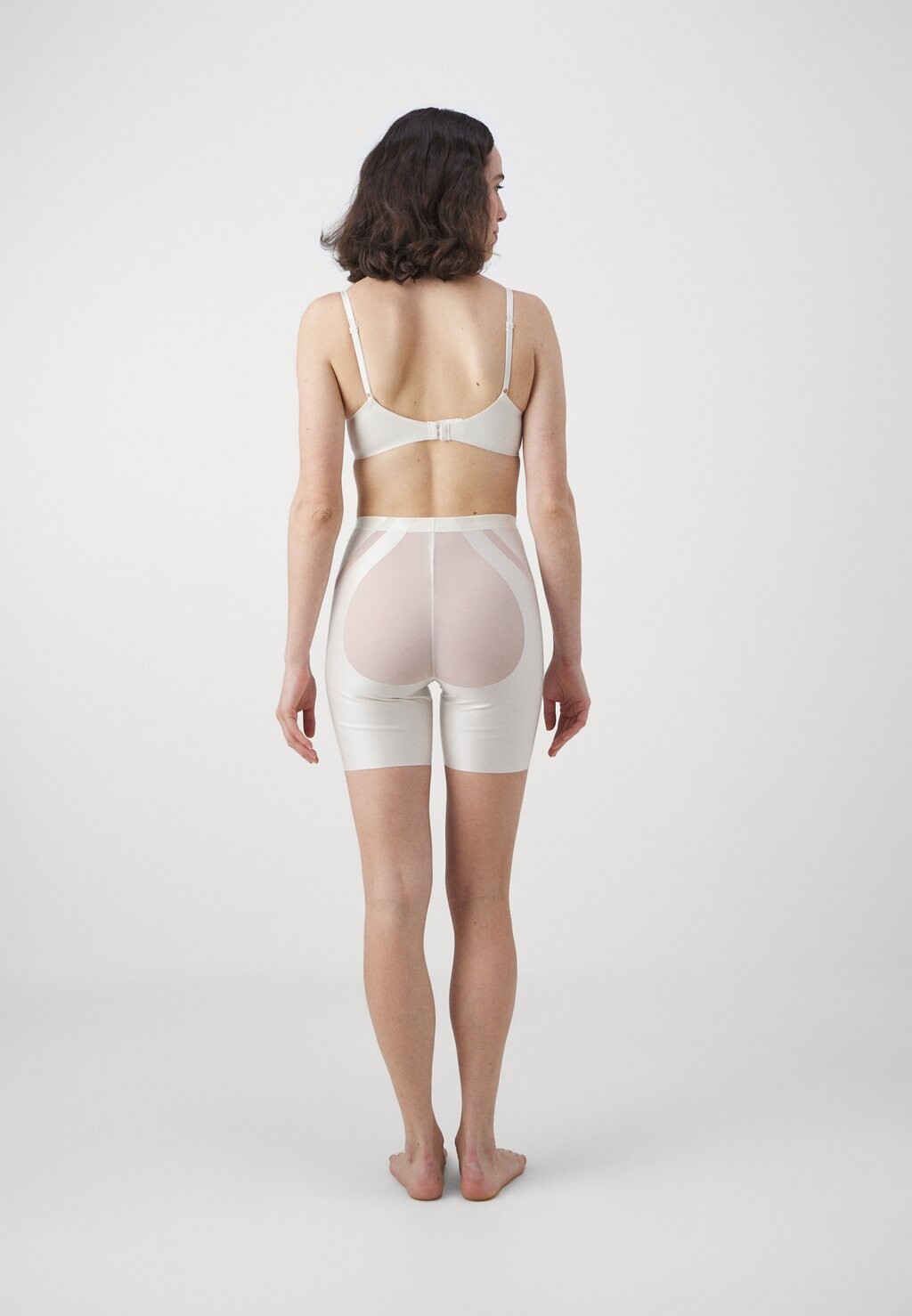 Корректирующее белье SHAPING BOOTY LIFTING Spanx, кремовый
Корректирующее белье SHAPING BOOTY LIFTING Spanx, кремовый