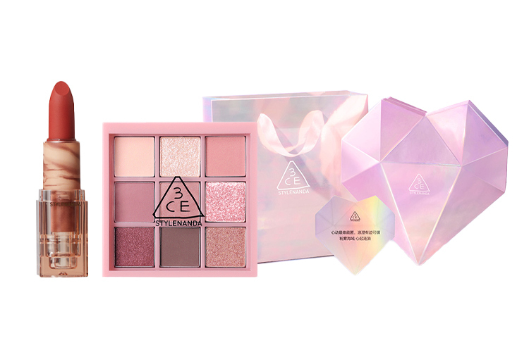 Набор косметики для женщин 3CE
Набор косметики для женщин 3CE