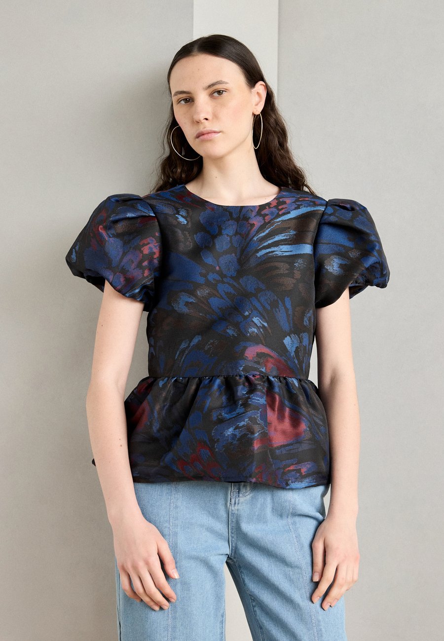 Блуза Scotch & Soda CAP SLEEVE WITH PEPLUM, Pheasant/Dark Blue
Блуза Scotch & Soda CAP SLEEVE WITH PEPLUM, Pheasant/Dark Blue