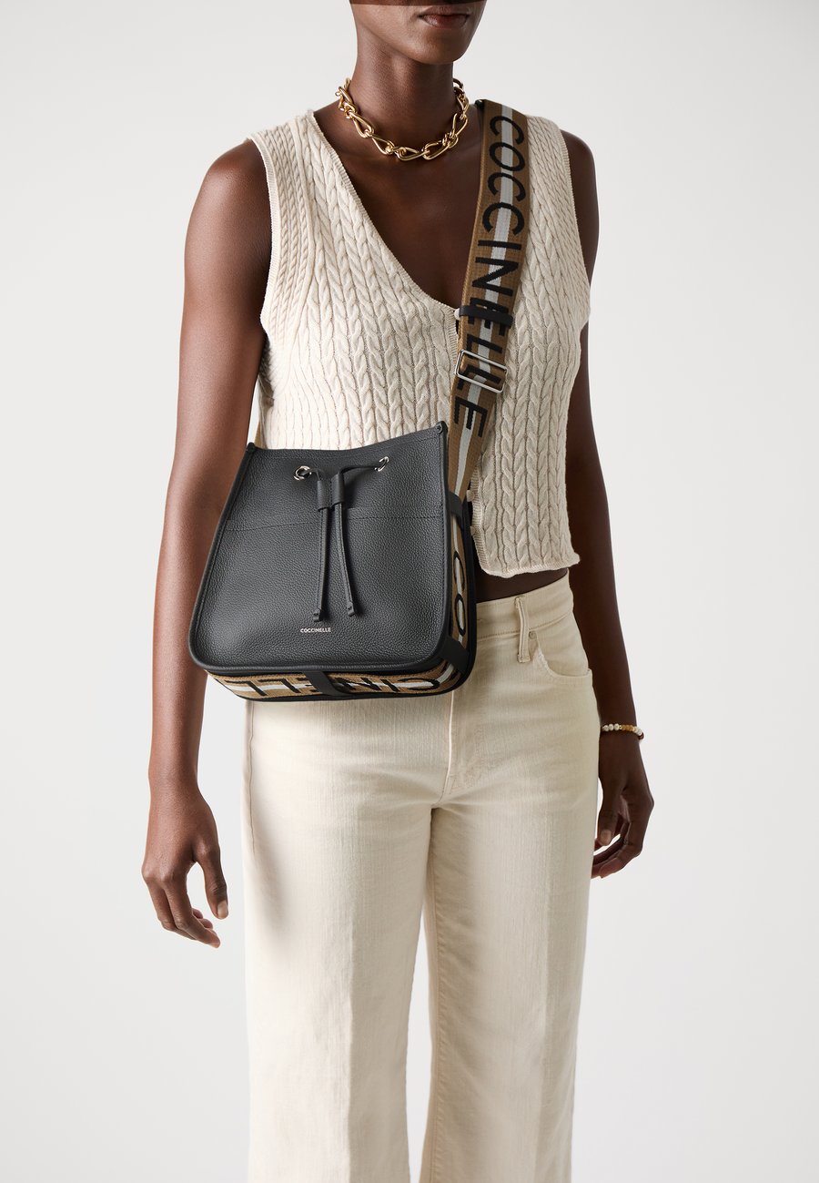 Сумка кросс-боди Coccinelle RAQUEL, Noir/Cognac/Black
Сумка кросс-боди Coccinelle RAQUEL, Noir/Cognac/Black