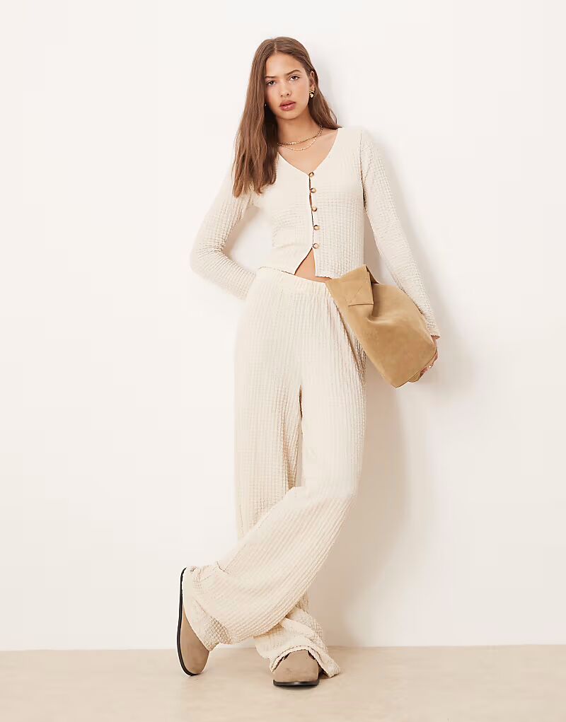 Широкие брюки в рубчик цвета кремовый Asos Design
Широкие брюки в рубчик цвета кремовый Asos Design