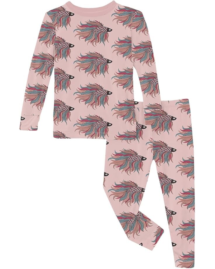 Пижама Kickee Pants Kids Print Long Sleeve Pajama Set, цвет Baby Rose Rainbow Fish
Пижама Kickee Pants Kids Print Long Sleeve Pajama Set, цвет Baby Rose Rainbow Fish