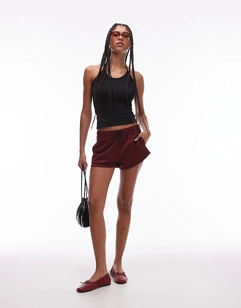 Спортивные шорты Calvin Klein Jeans бордового цвета
Спортивные шорты Calvin Klein Jeans бордового цвета