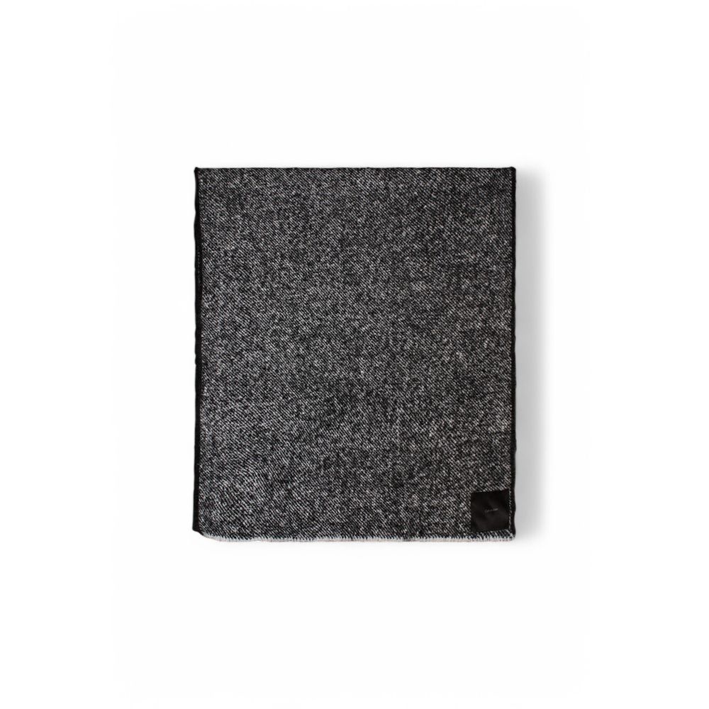 Черно-белый шарф из полиэстера Calvin Klein
Черно-белый шарф из полиэстера Calvin Klein