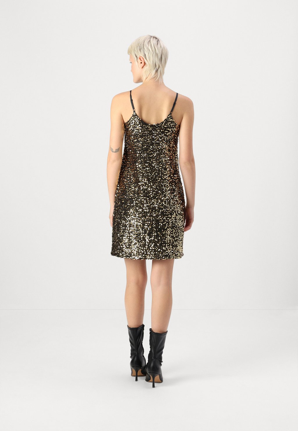 Коктейльное платье / Вечернее платье PCSERENA STRAP V-NECK DRESS Pieces, черный 
Коктейльное платье / Вечернее платье PCSERENA STRAP V-NECK DRESS Pieces, черный