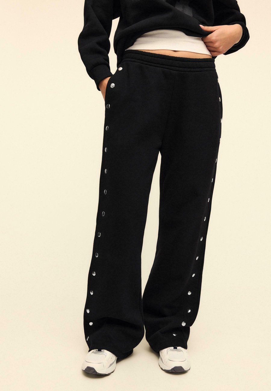 Брюки Stradivarius STUD-DETAIL JOGGER, Black
Брюки Stradivarius STUD-DETAIL JOGGER, Black