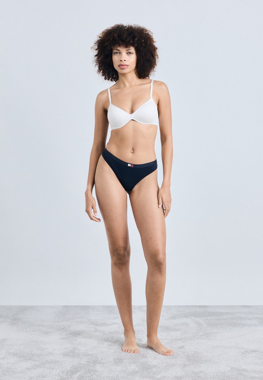 Трусы Tommy Hilfiger THONG 5 PACK, Black/Navy/Black
Трусы Tommy Hilfiger THONG 5 PACK, Black/Navy/Black