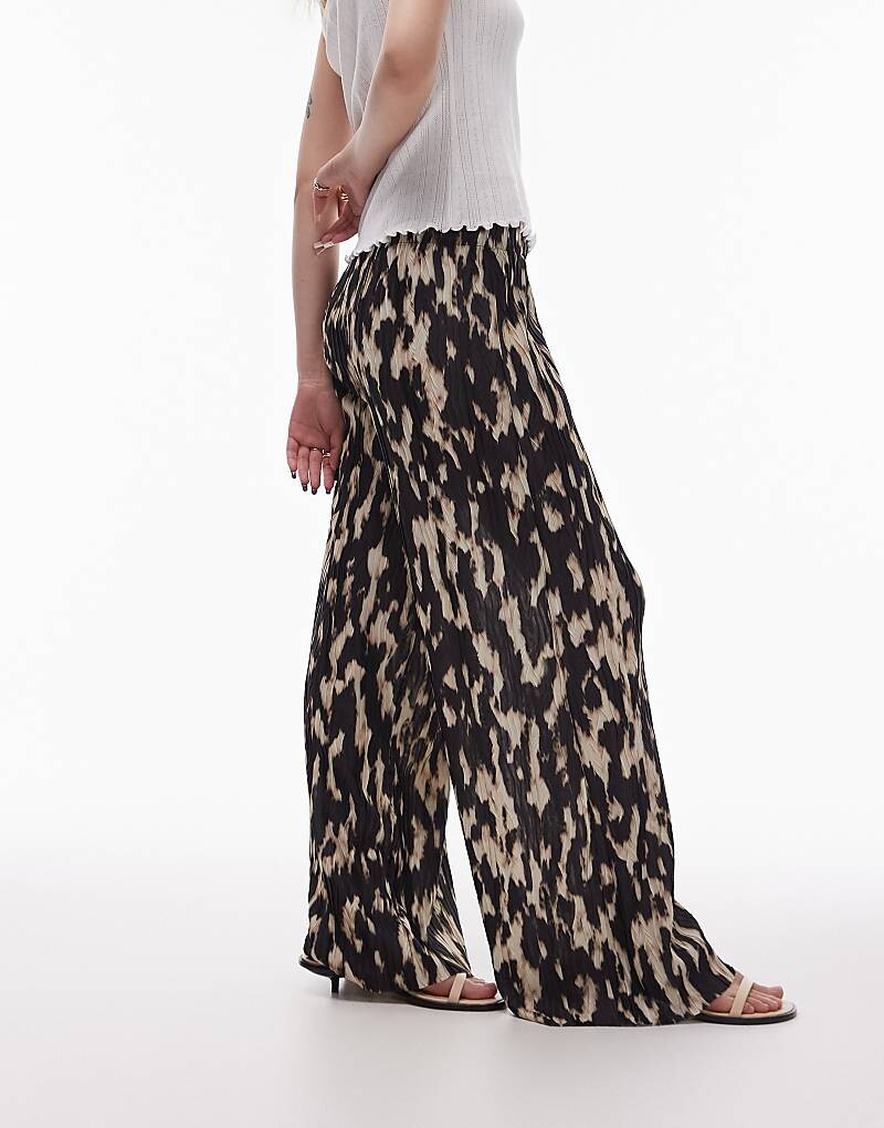 Topshop Petite – Черно-белые плиссированные брюки с абстрактным леопардовым принтомs
Topshop Petite – Черно-белые плиссированные брюки с абстрактным леопардовым принтомs