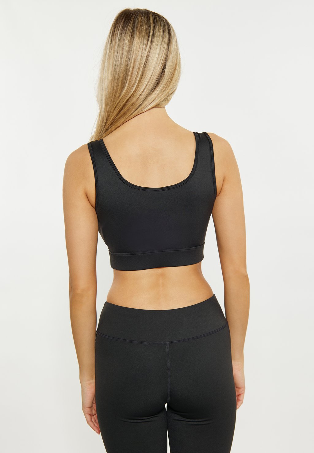 Топ IZIA, черный
Топ IZIA, черный