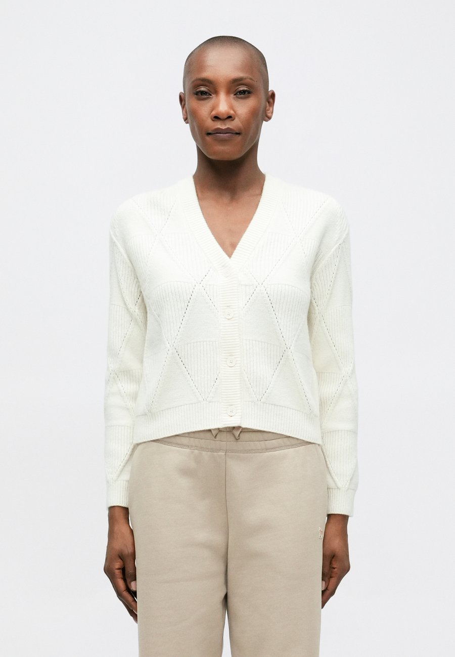 Кардиган Maison Kitsuné TEXTURED WOOL CARDIGAN, Parchment White/Off-White
Кардиган Maison Kitsuné TEXTURED WOOL CARDIGAN, Parchment White/Off-White
