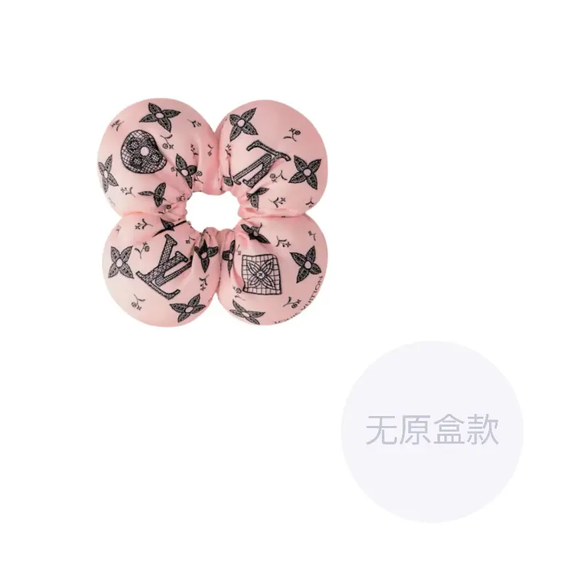 Шелковая резинка для волос mulberry silk LOUIS VUITTON
Шелковая резинка для волос mulberry silk LOUIS VUITTON