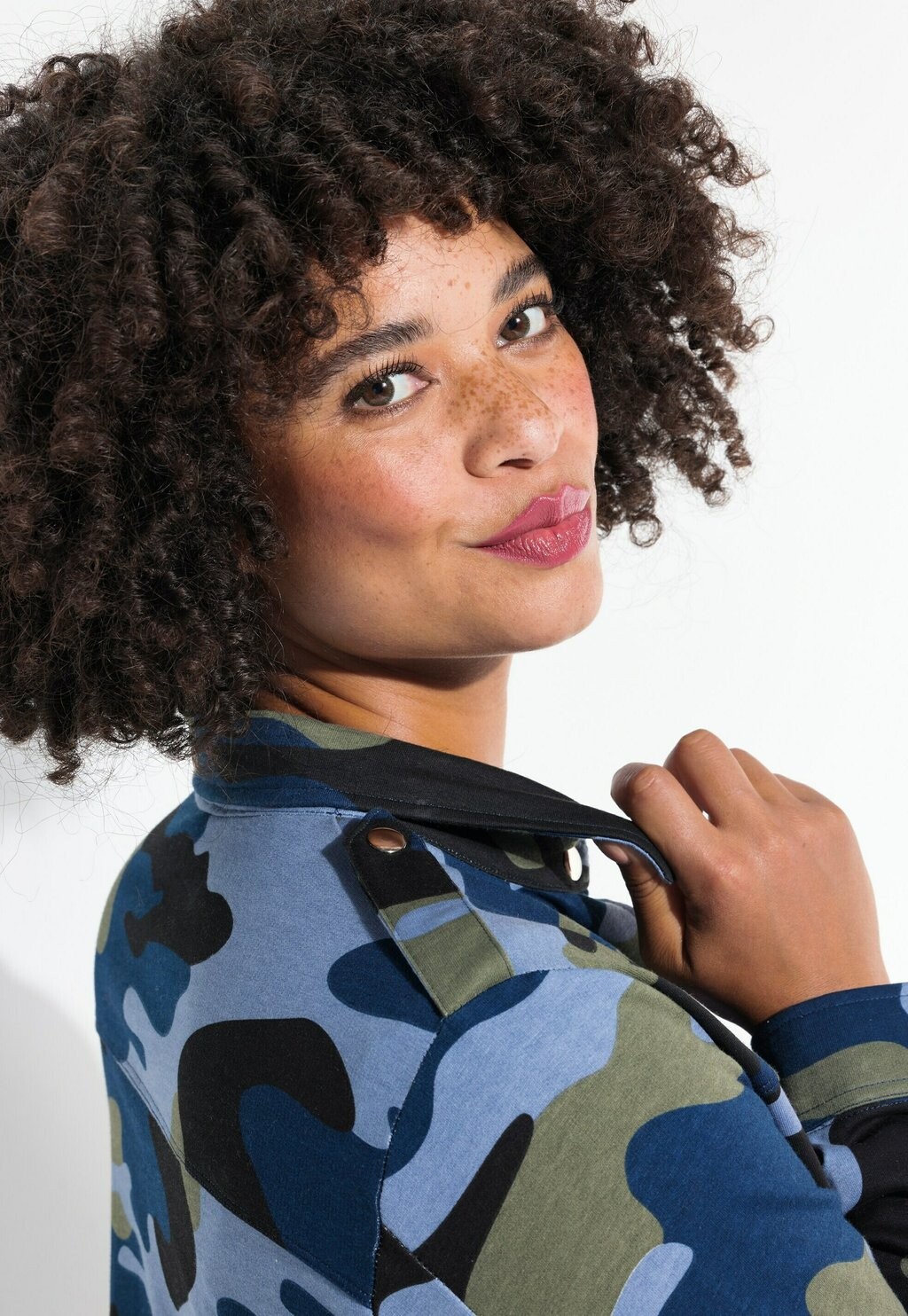 Блузка на пуговицах CAMOUFLAGE SEQUINED PATCHES Angel of Style, зеленый
Блузка на пуговицах CAMOUFLAGE SEQUINED PATCHES Angel of Style, зеленый