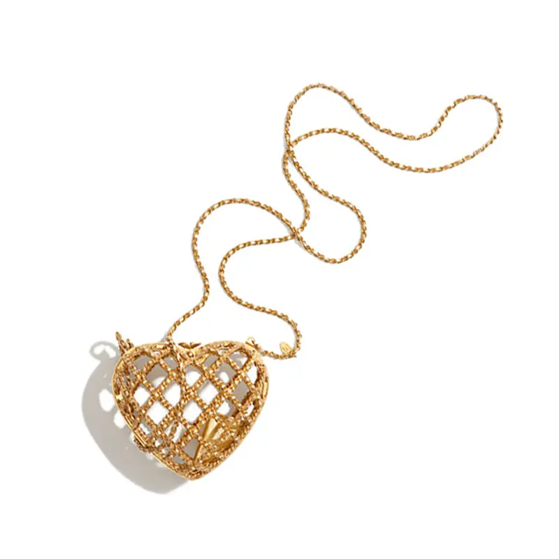 CHANEL Металлическая текстура Кожаный клатч на одно плечо с перекрестным ремнем Женский Золотой
CHANEL Металлическая текстура Кожаный клатч на одно плечо с перекрестным ремнем Женский Золотой