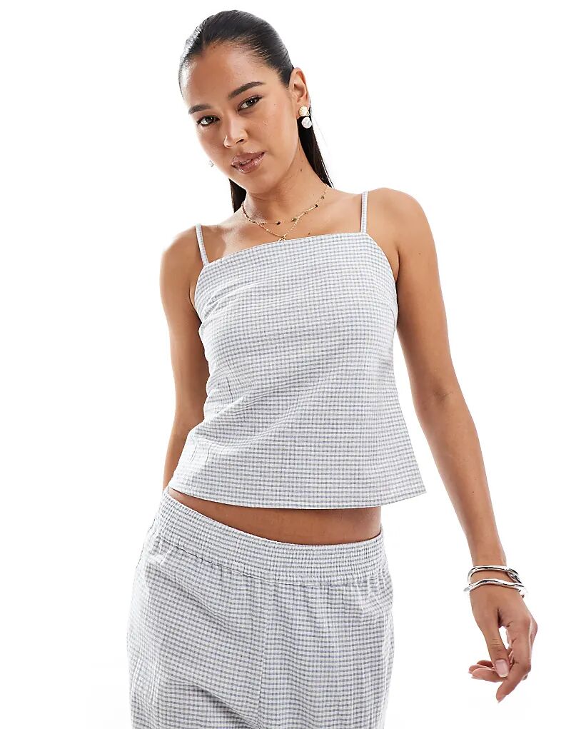 Комбинезон Pull&Bear в клетку виши с рюшами по бокам в сером и белом цветах
Комбинезон Pull&Bear в клетку виши с рюшами по бокам в сером и белом цветах