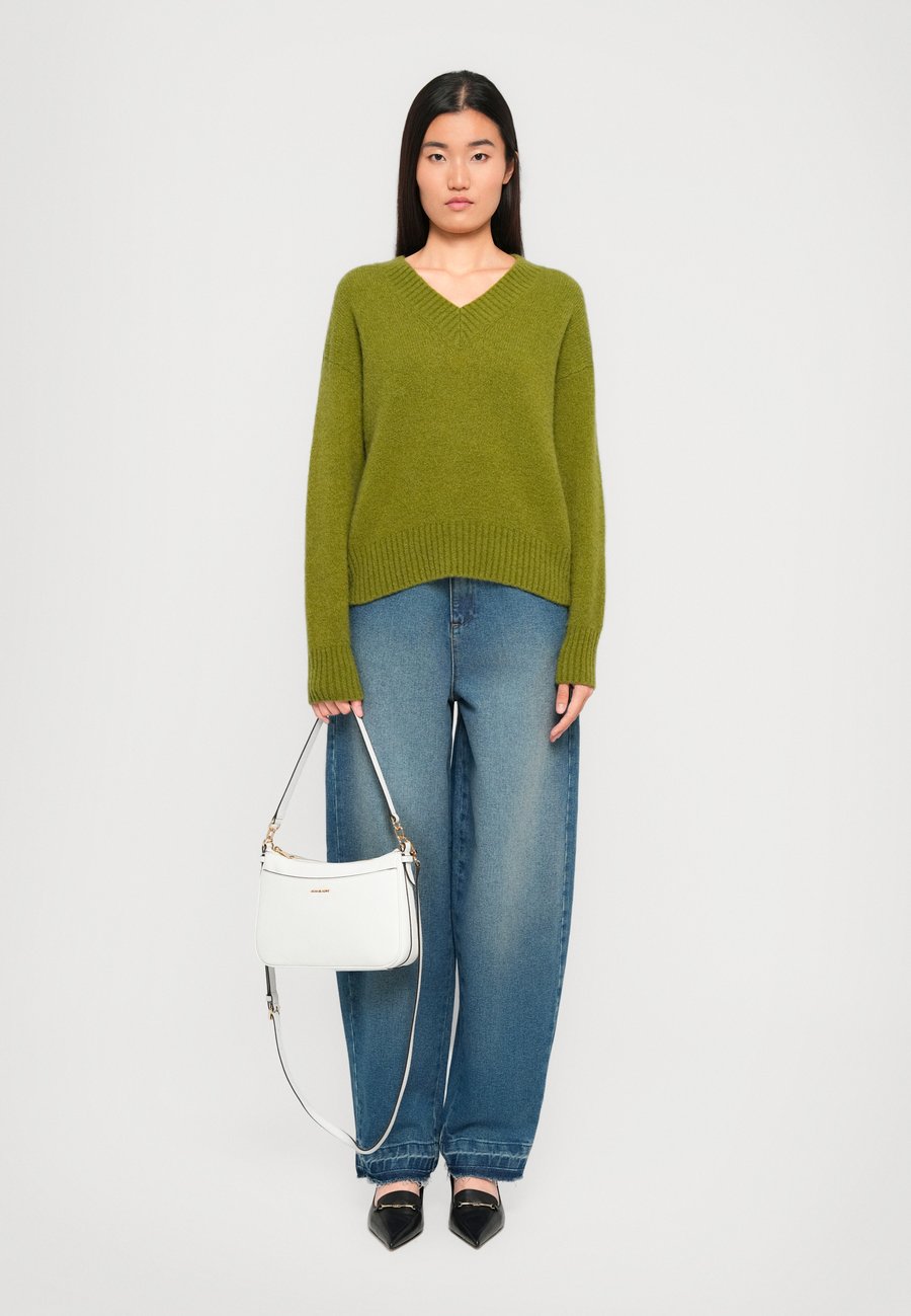 Сумка кросс-боди MICHAEL Michael Kors JET SET POCHETTE, Optic White/White
Сумка кросс-боди MICHAEL Michael Kors JET SET POCHETTE, Optic White/White