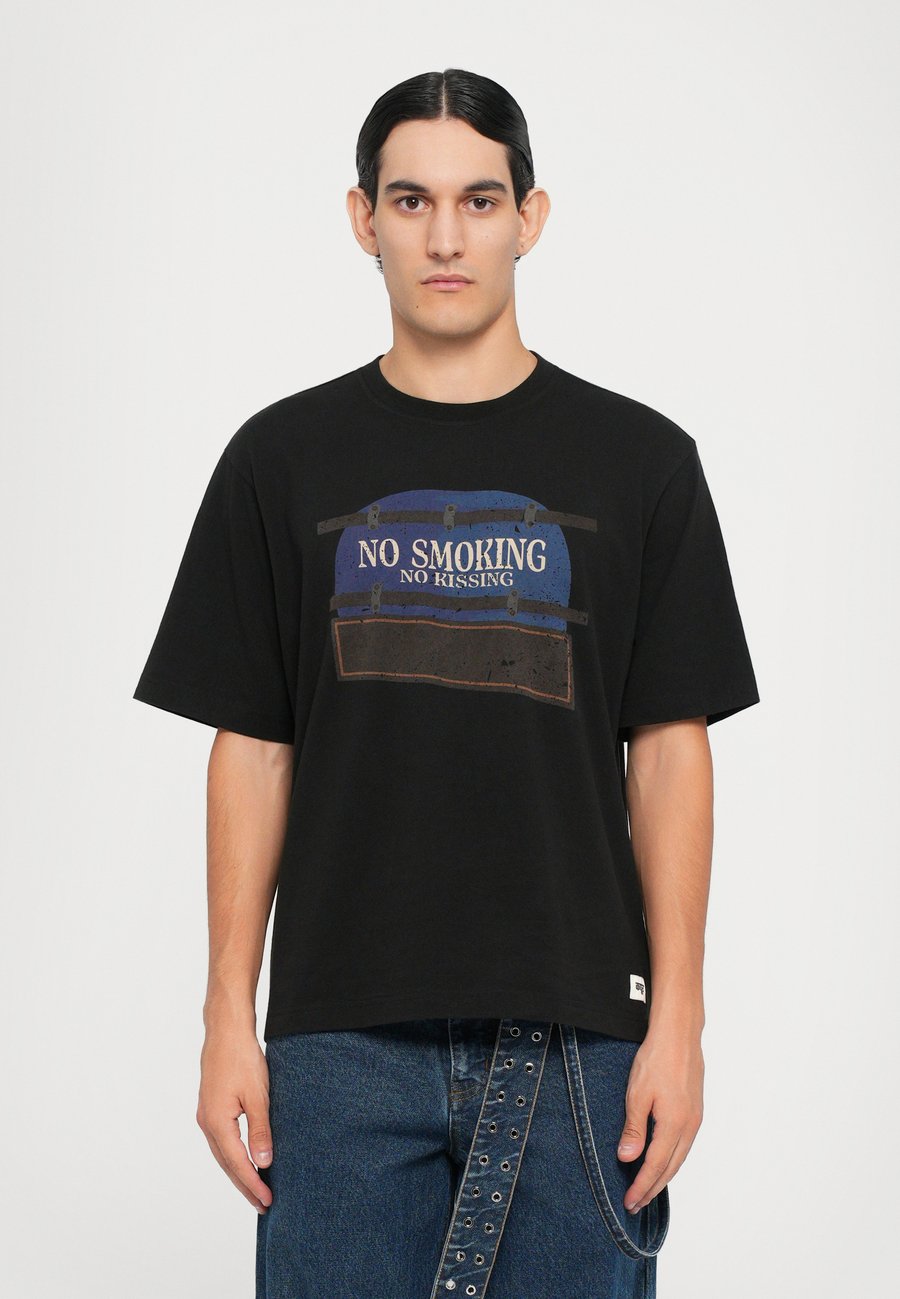 Футболка Dhruv Kapoor SIGANGE HALF SLEEVES TEE, Black, Черный, Футболка Dhruv Kapoor SIGANGE HALF SLEEVES TEE, Black
Футболка Dhruv Kapoor SIGANGE HALF SLEEVES TEE, Black, Черный, Футболка Dhruv Kapoor SIGANGE HALF SLEEVES TEE, Black