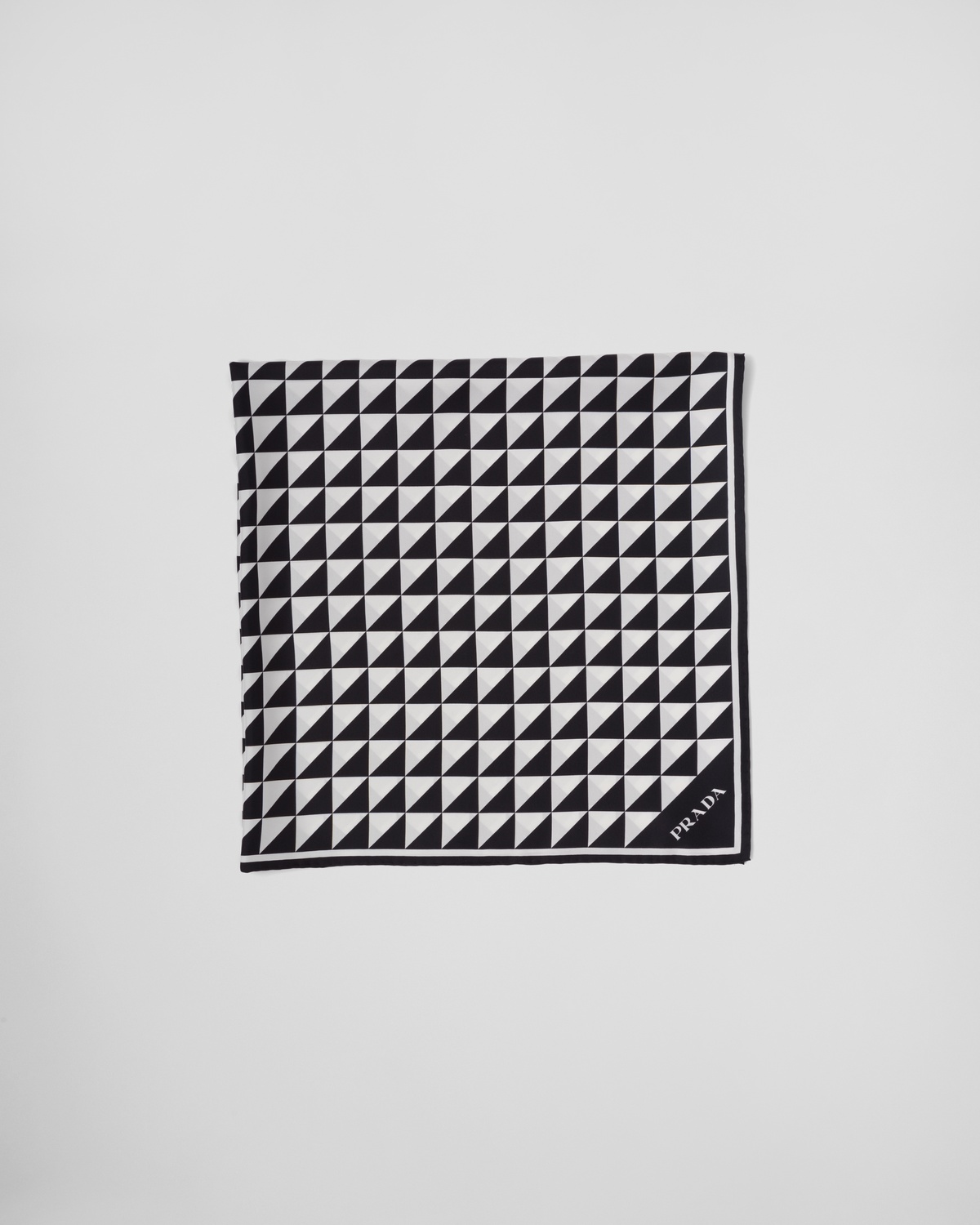 Платок из принтованного шелкового твила 90x90 Prada, Черный/белый
Платок из принтованного шелкового твила 90x90 Prada, Черный/белый