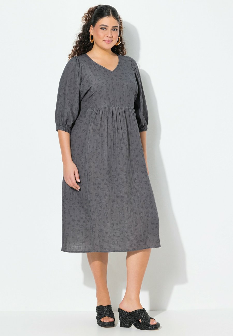 Платье Ulla Popken 3/4 SLEEVE MIDI, Graphite Grey/Grey
Платье Ulla Popken 3/4 SLEEVE MIDI, Graphite Grey/Grey