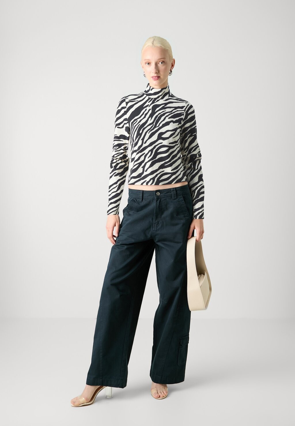 Топ с длинными рукавами NMDESTINY TURTLENECK Noisy May, черный 
Топ с длинными рукавами NMDESTINY TURTLENECK Noisy May, черный