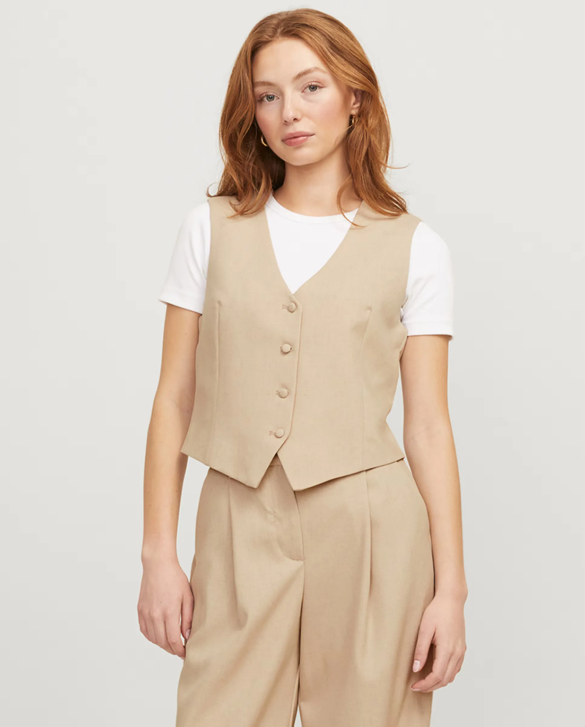 Женский жилет на пуговицах Jack & Jones, бежевый
Женский жилет на пуговицах Jack & Jones, бежевый