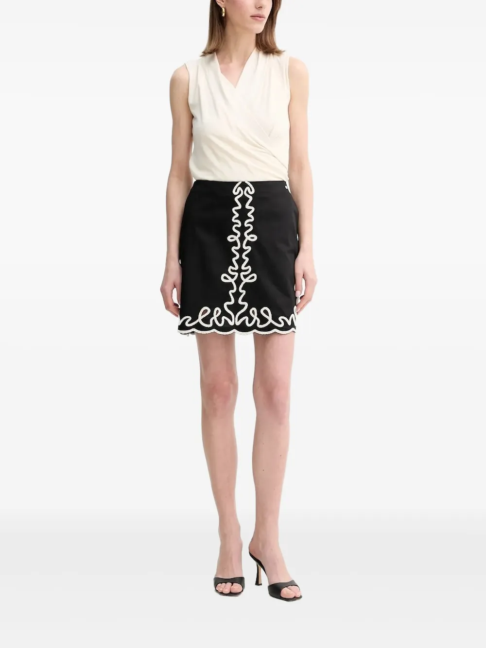 Плиссированный топ без рукавов BOSS, белый
Плиссированный топ без рукавов BOSS, белый