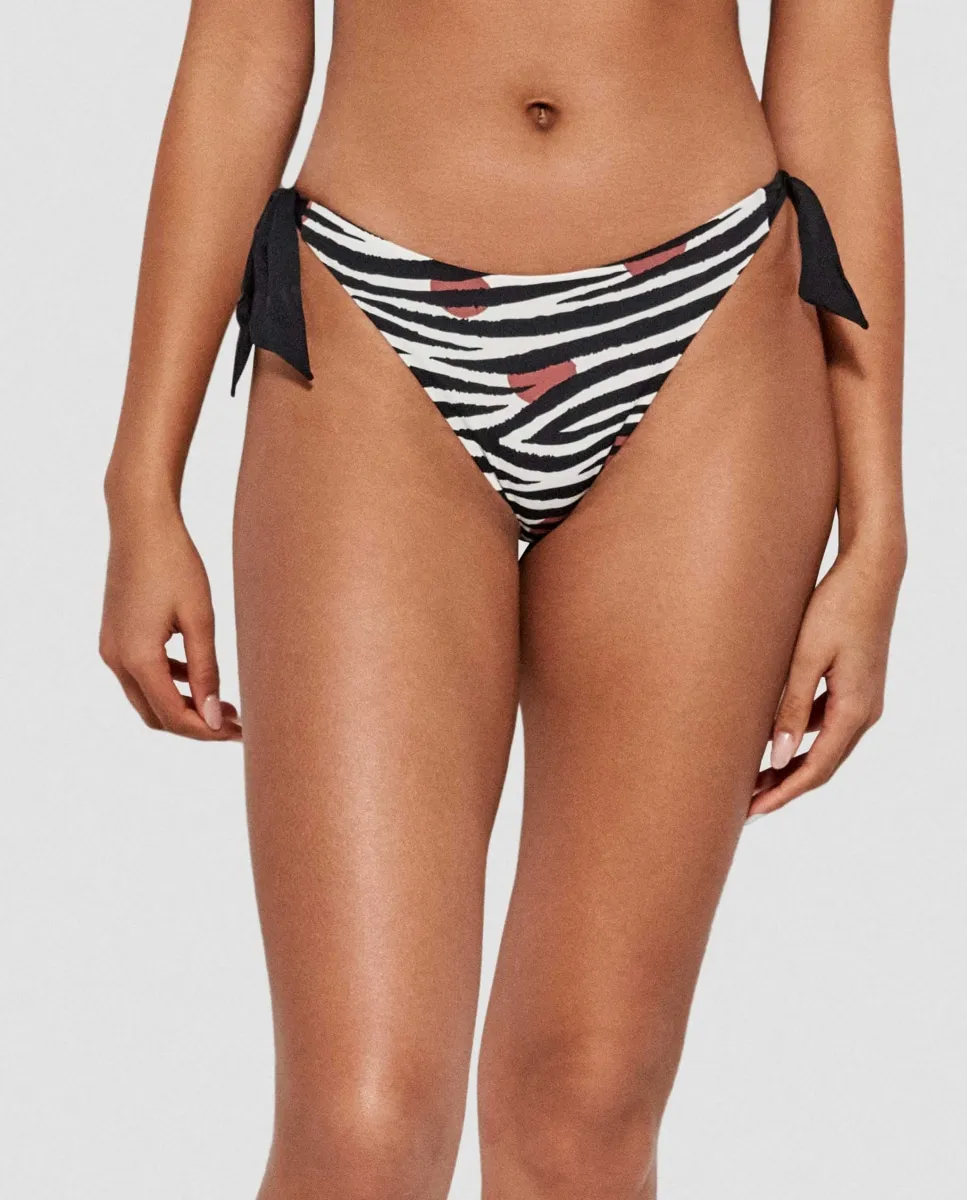 Двусторонние плавки бикини с принтом «Саванна» Gisela, мультиколор
Двусторонние плавки бикини с принтом «Саванна» Gisela, мультиколор