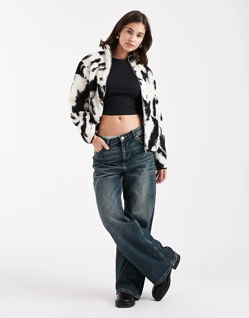 Куртка New Look из искусственного меха с абстрактным принтом черного цвета
Куртка New Look из искусственного меха с абстрактным принтом черного цвета